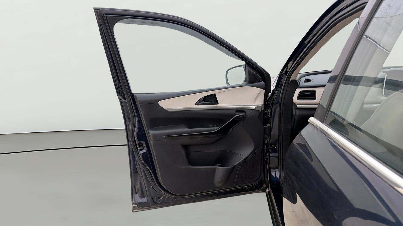 2022 Mahindra XUV700 AX 5 P AT 5 STR, Petrol, Automatic, 72,490 km, LHS Front Door