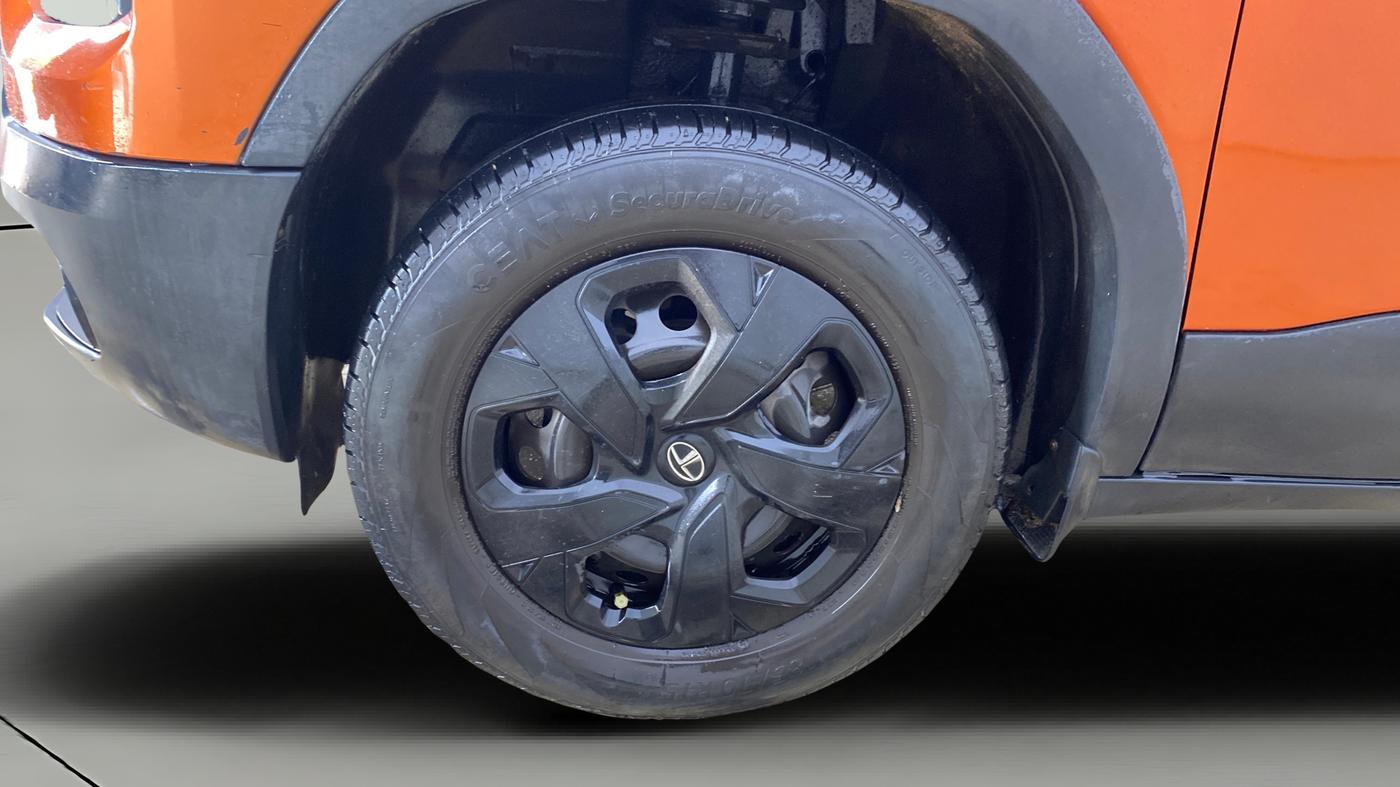 2022 Tata PUNCH ADVENTURE MT, Petrol, Manual, 45,108 km, Left Front Wheel
