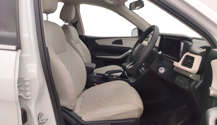 2022 Mahindra XUV700 MX P MT 5 STR, Petrol, Manual, 12,995 km, Right Side Front Door Cabin