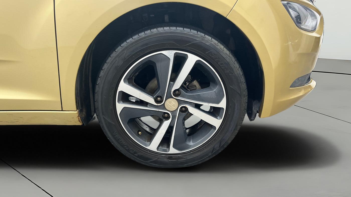 2020 Tata ALTROZ XZ PETROL, Petrol, Manual, 1,15,804 km, Right Front Wheel