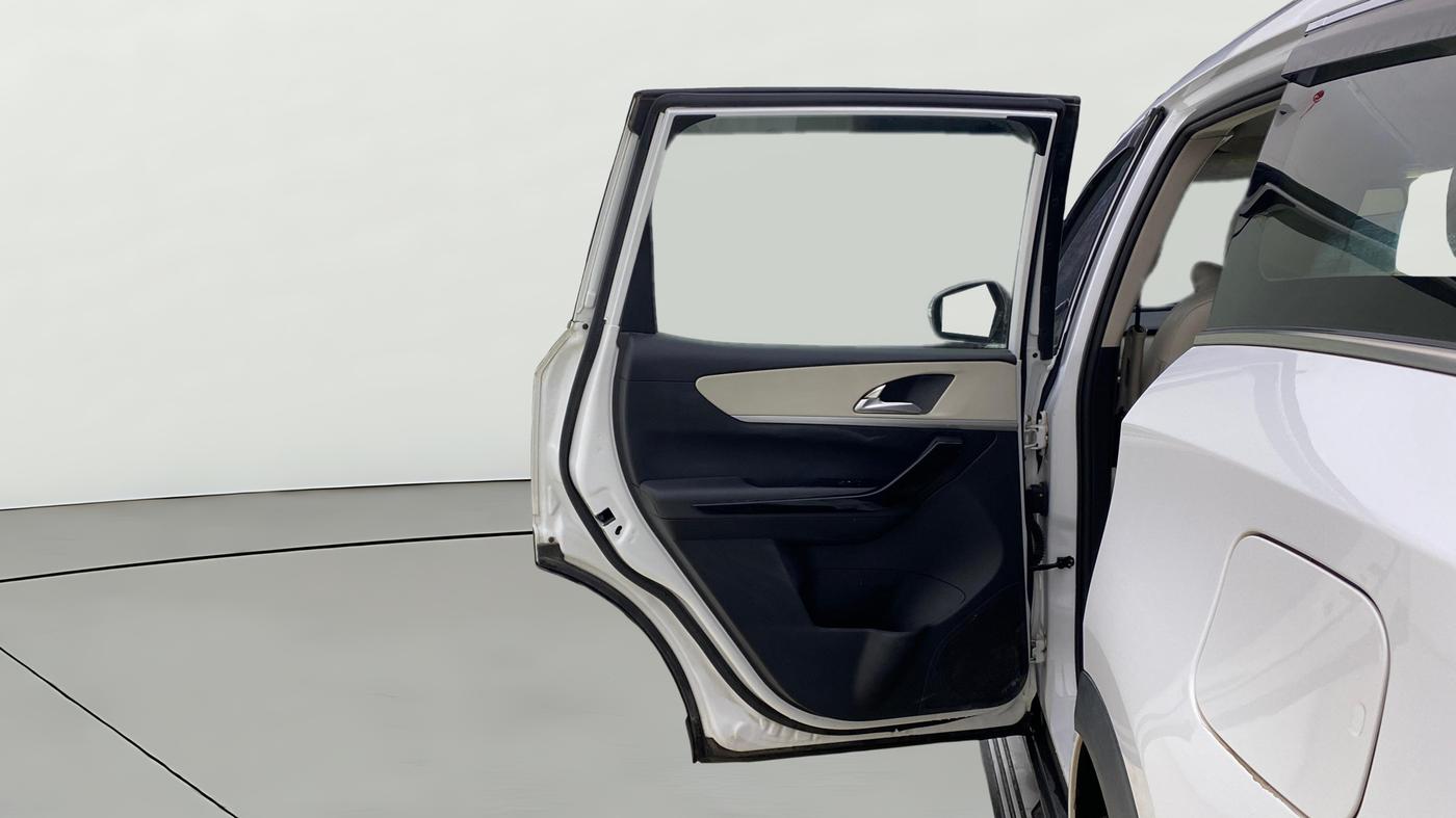 2023 Mahindra XUV700 AX 7 LUXURY P AT 7 STR, Petrol, Automatic, 33,773 km, LHS Rear Door