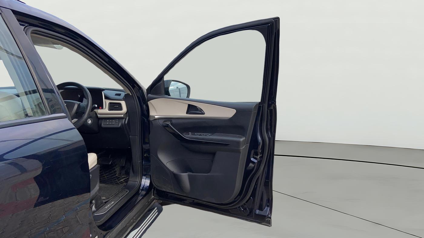2022 Mahindra XUV700 AX 5 P AT 5 STR, Petrol, Automatic, 20,014 km, RHS Front Door