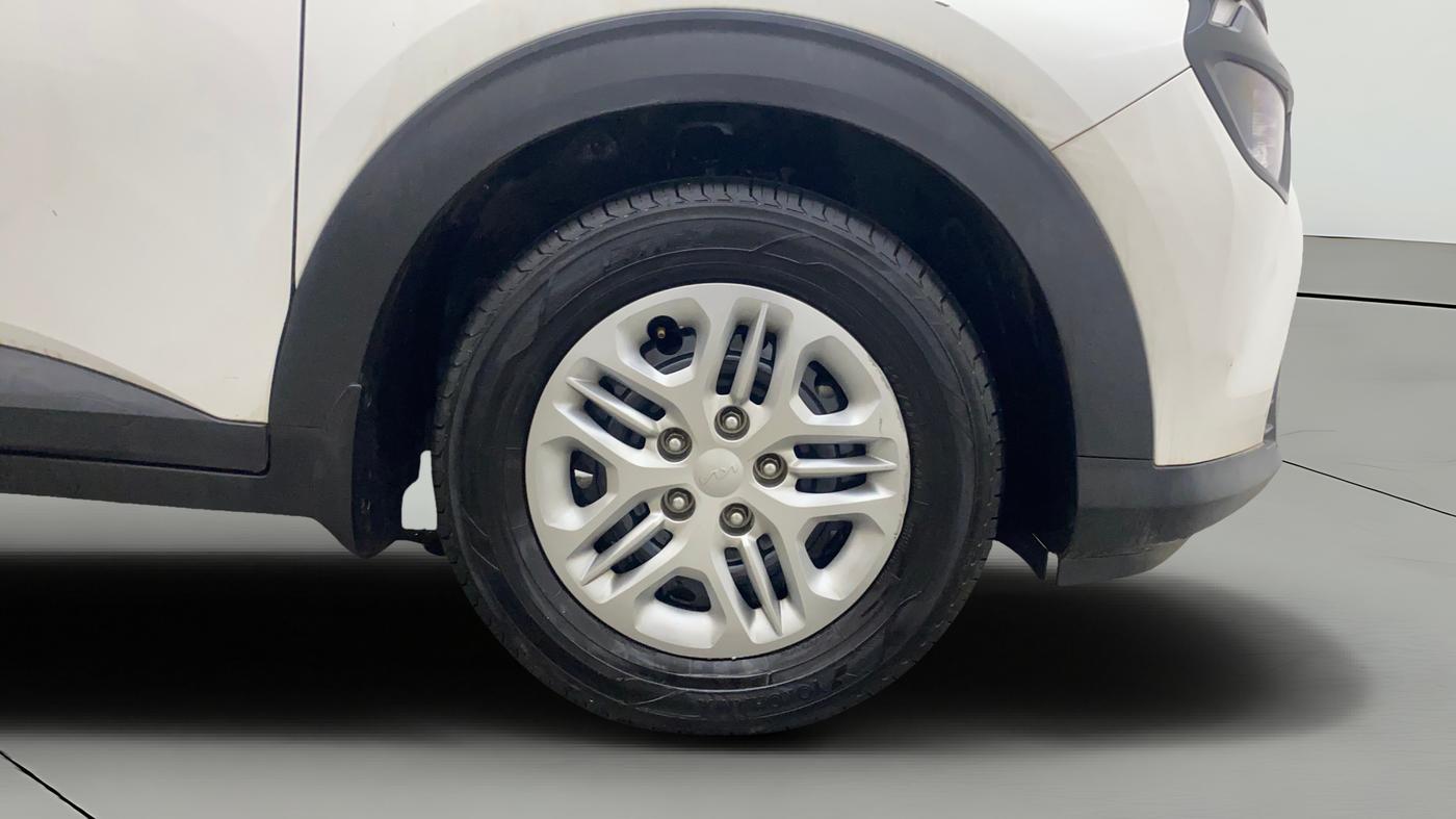2023 KIA CARENS PRESTIGE 1.5 PETROL 7 STR, Petrol, Manual, 52,636 km, Right Front Wheel