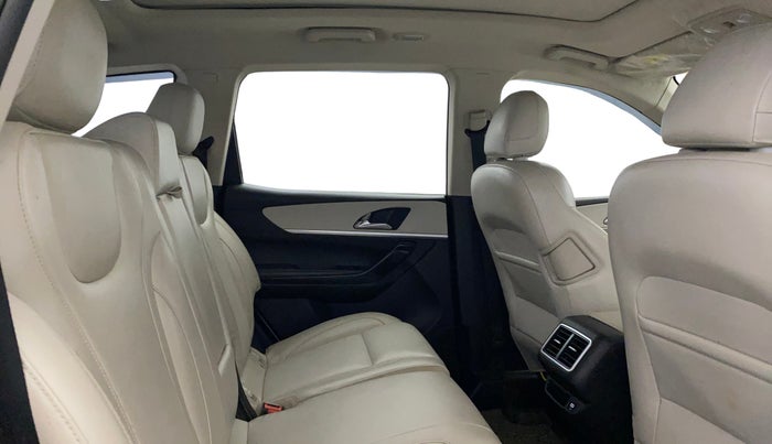 2023 Mahindra XUV700 AX 7 D MT 7 STR, Diesel, Manual, 47,576 km, Right Side Rear Door Cabin