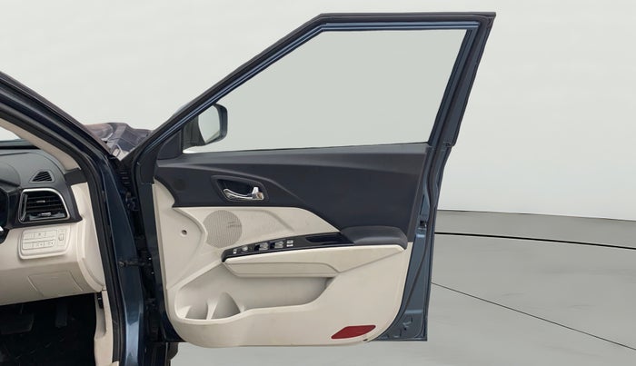 2024 Mahindra XUV300 W8 (O) 1.2 PETROL AMT, Petrol, Automatic, 17,792 km, RHS Front Door