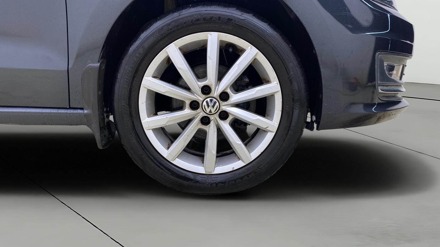 2017 Volkswagen Vento HIGHLINE PLUS 1.2 AT 16 ALLOY, Petrol, Automatic, 75,479 km, Right Front Wheel