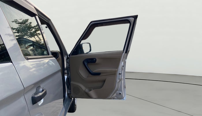 2016 Mahindra TUV300 T4, Diesel, Manual, 91,399 km, RHS Front Door