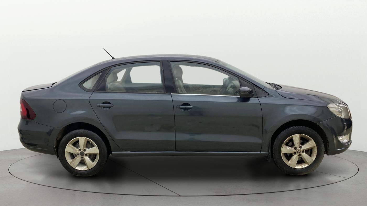2015 Skoda Rapid 1.6 MPI STYLE PLUS, CNG, Manual, 1,29,687 km, Right Side View