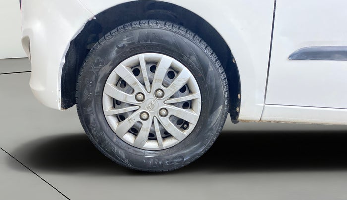 2016 Hyundai i10 SPORTZ 1.1, CNG, Manual, 64,201 km, Left Front Wheel