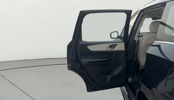 2022 Mahindra XUV700 AX 7 LUXURY P AT 7 STR, Petrol, Automatic, 44,614 km, LHS Rear Door