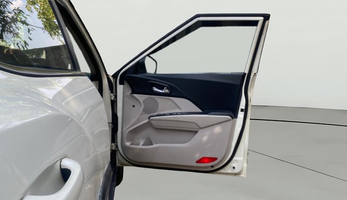 2021 Mahindra XUV300 W8 (O) 1.2 PETROL, Petrol, Manual, 1,25,922 km, RHS Front Door