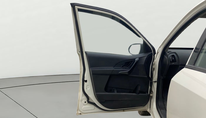 2019 Mahindra XUV500 W5, Diesel, Manual, 85,365 km, LHS Front Door