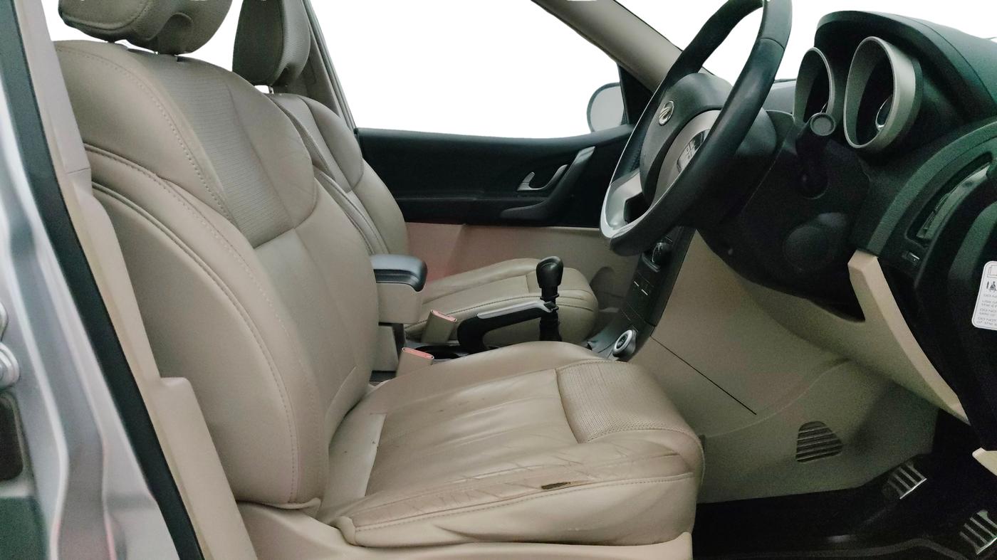 2016 Mahindra XUV500 W10, Diesel, Manual, 1,15,976 km, Right Side Front Door Cabin
