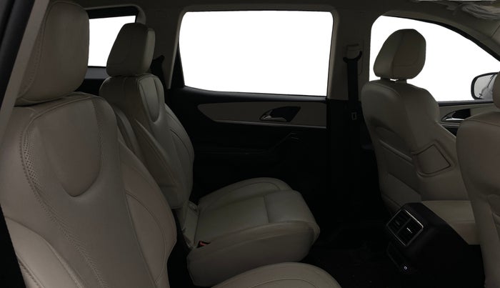 2024 Mahindra XUV700 AX 7 Luxury Pack Petrol AT 6 STR, Petrol, Automatic, 2,678 km, Right Side Rear Door Cabin