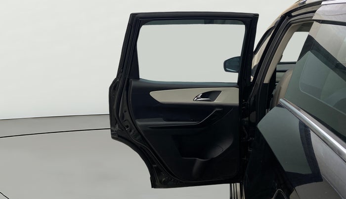 2024 Mahindra XUV700 AX 7 LUXURY D AT 7 STR, Diesel, Automatic, 28,342 km, LHS Rear Door