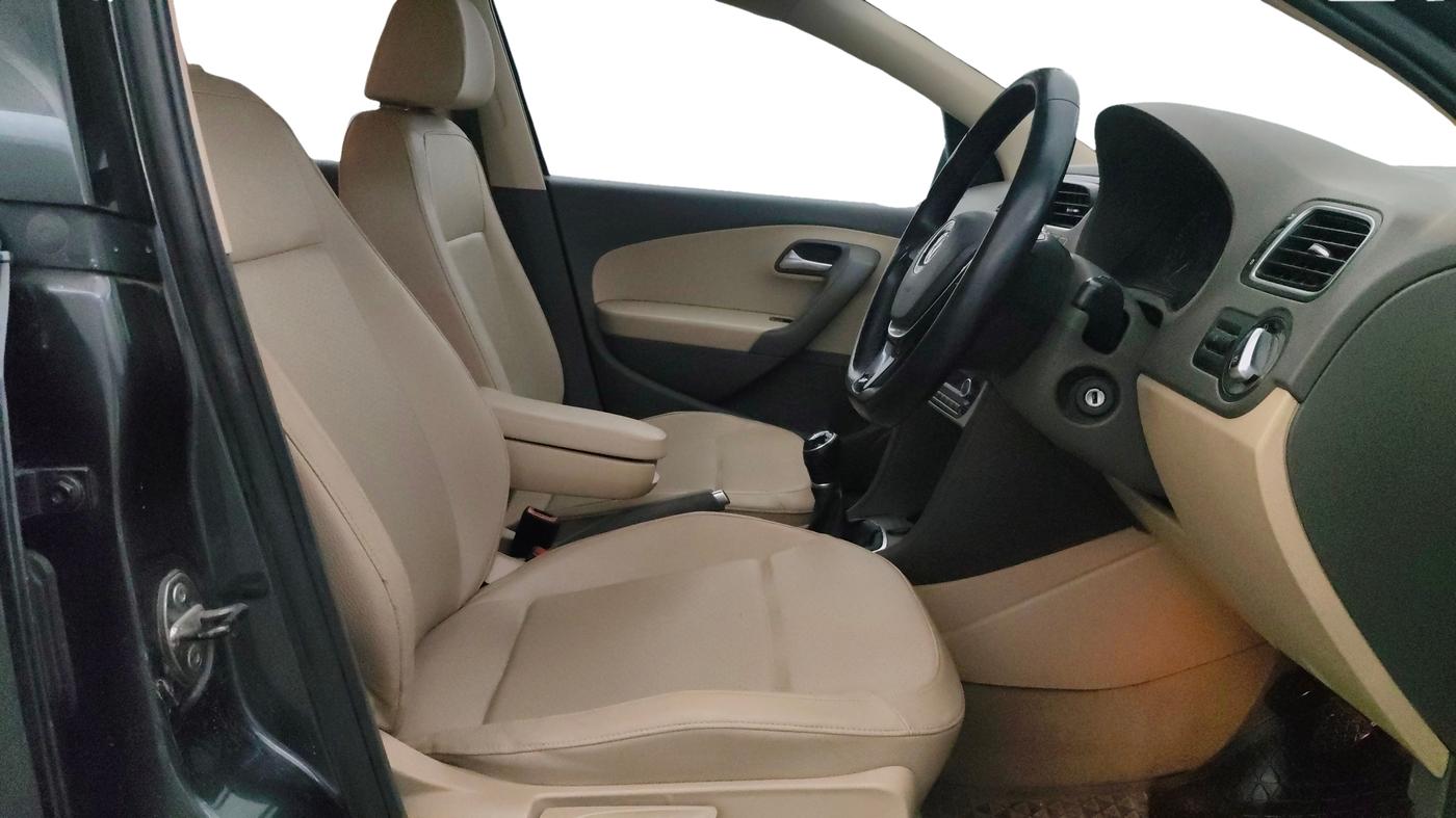 2016 Volkswagen Vento HIGHLINE 1.6 MPI, Petrol, Manual, 58,961 km, Right Side Front Door Cabin