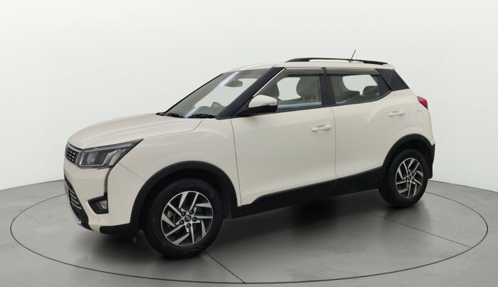 2022 Mahindra XUV300 W8 (O) 1.2 PETROL, Petrol, Manual, 38,272 km, Left Front Diagonal