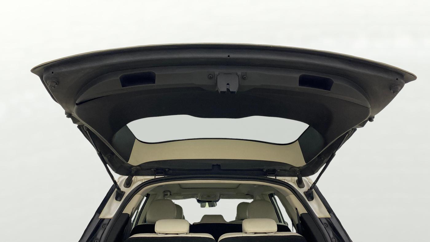 2023 Mahindra XUV700 AX 7 LUXURY P AT 7 STR, Petrol, Automatic, 33,773 km, Boot Door Open