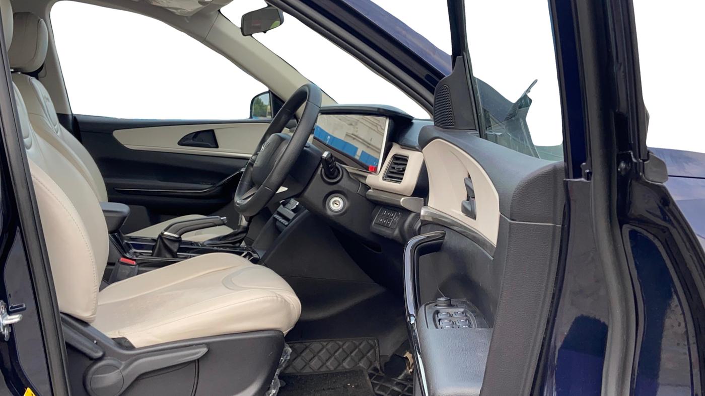 2022 Mahindra XUV700 AX 5 P AT 5 STR, Petrol, Automatic, 20,014 km, Right Side Front Door Cabin