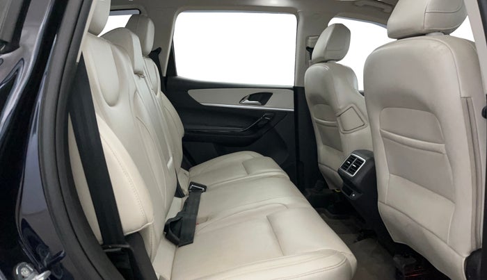 2023 Mahindra XUV700 AX 7 LUXURY P AT 7 STR, Petrol, Automatic, 14,877 km, Right Side Rear Door Cabin