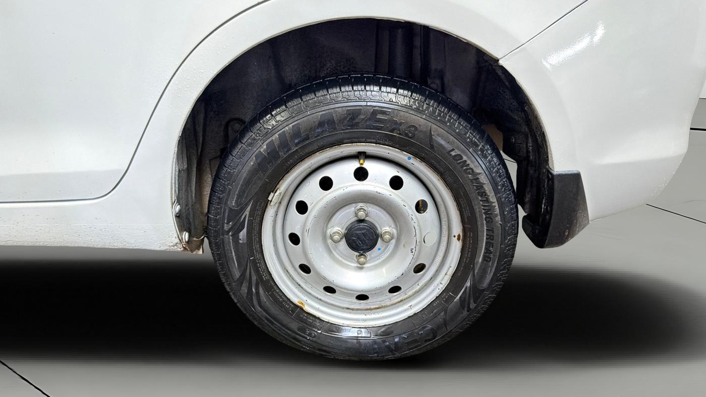 2015 Maruti Swift Dzire LXI (O), CNG, Manual, 72,280 km, Left Rear Wheel