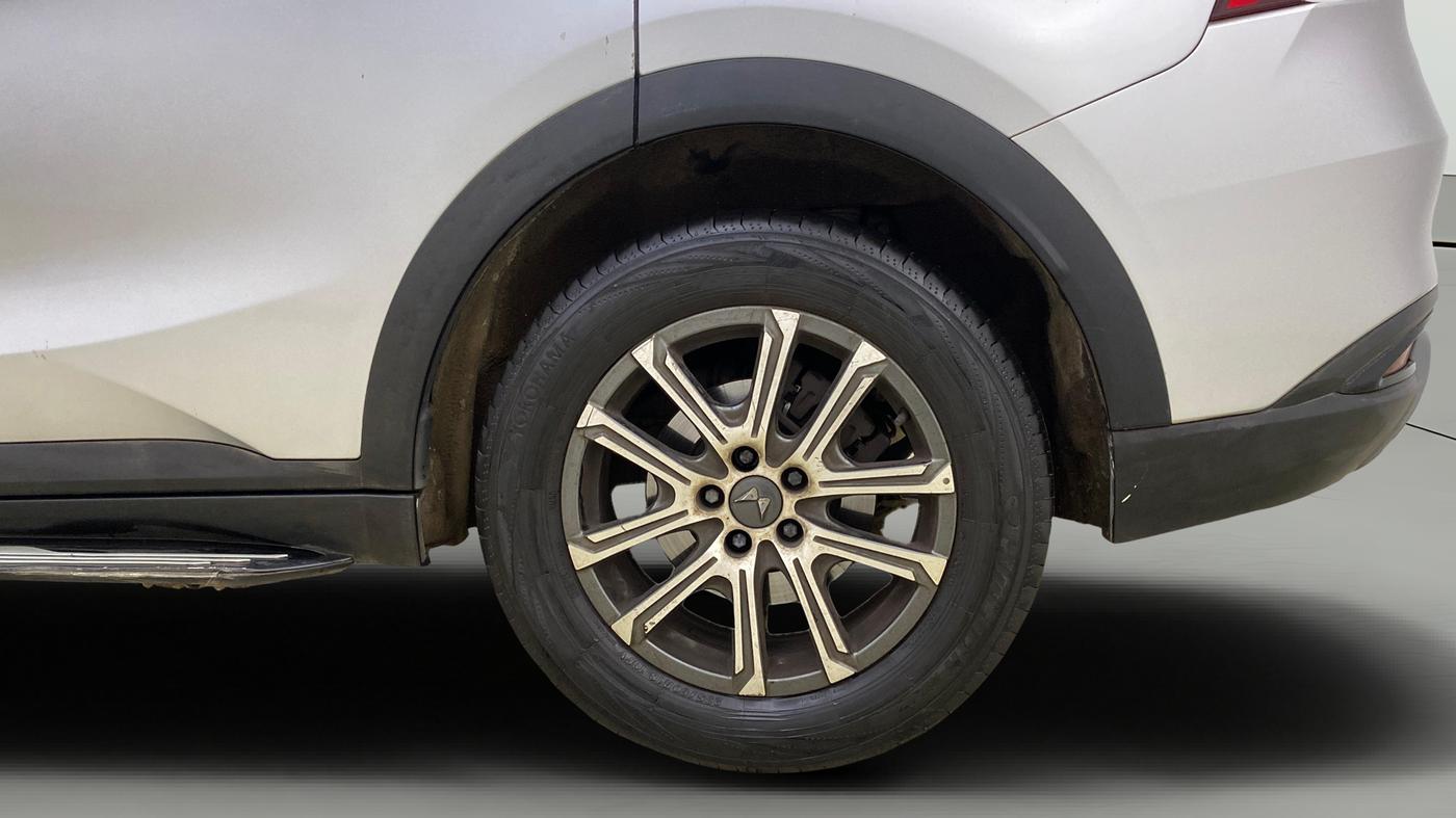 2021 Mahindra XUV700 AX 7 LUXURY P AT 7 STR, Petrol, Automatic, 47,374 km, Left Rear Wheel