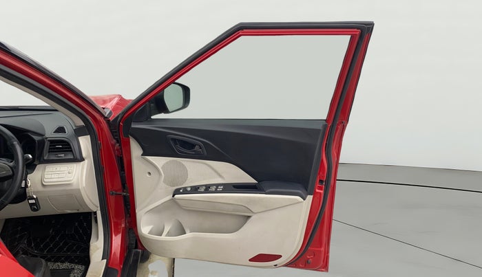 2022 Mahindra XUV300 W6 1.5 DIESEL AMT, Diesel, Automatic, 60,728 km, RHS Front Door