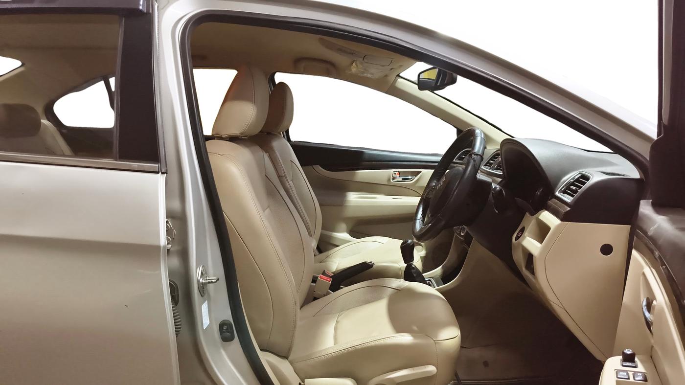 2016 Maruti Ciaz ZXI+, Petrol, Manual, 29,751 km, Right Side Front Door Cabin