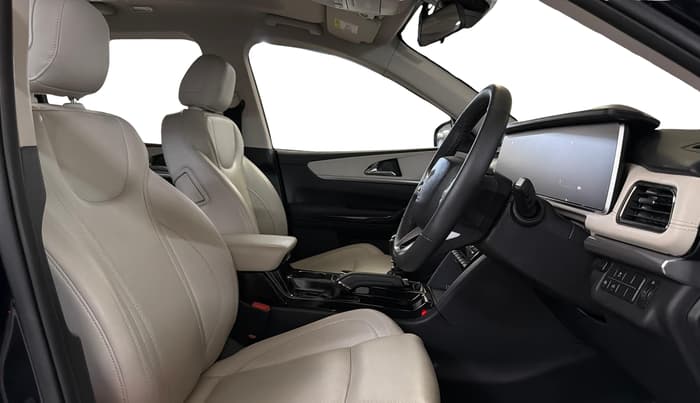 2025 Mahindra XUV700 AX 7 P MT 7 STR, Petrol, Manual, 6,361 km, Right Side Front Door Cabin