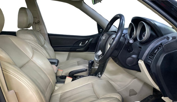 2017 Mahindra XUV500 W9 AT, Diesel, Automatic, 86,529 km, Right Side Front Door Cabin