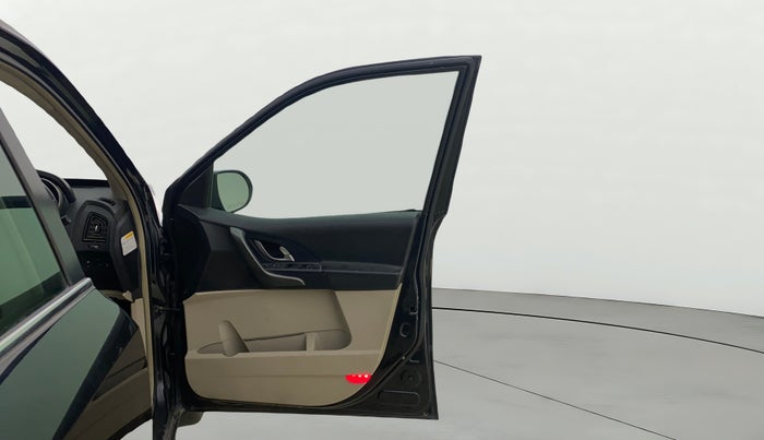 2016 Mahindra XUV500 W10 AT, Diesel, Automatic, 1,10,388 km, RHS Front Door