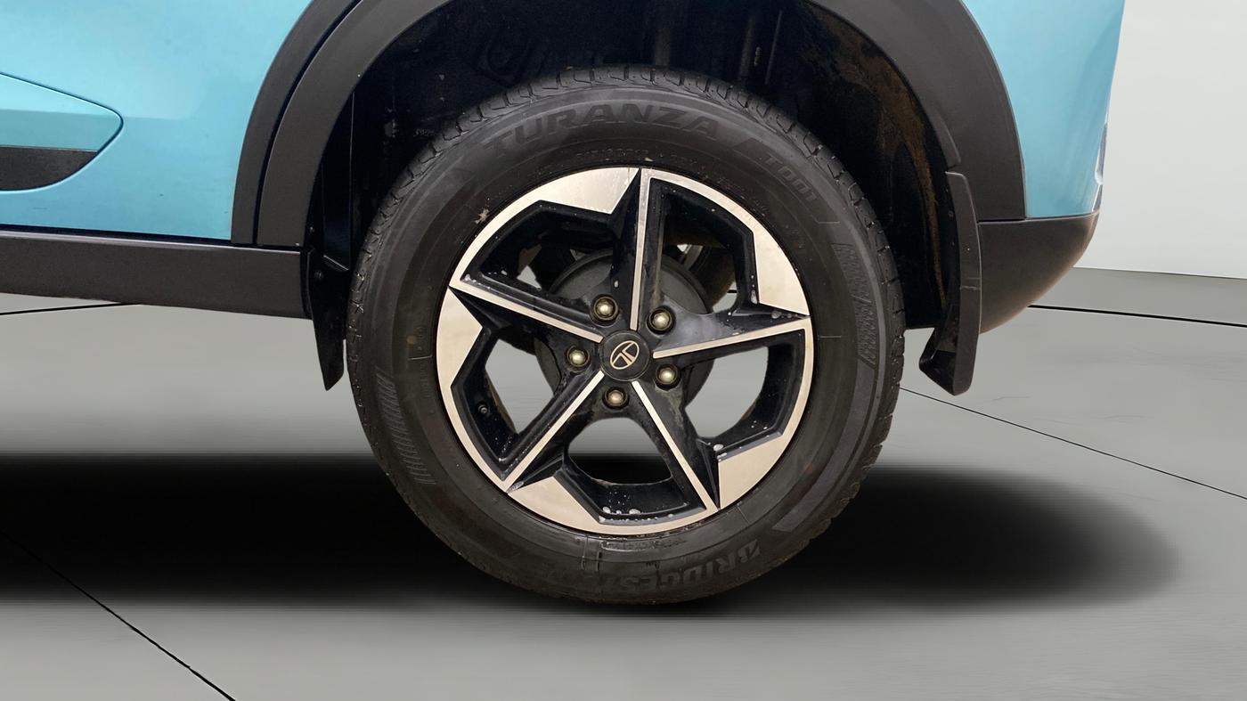 2025 Tata NEXON FEARLESS + SUNROOF DUAL TONE 1.2 PETROL, Petrol, Manual, 23,000 km, Left Rear Wheel
