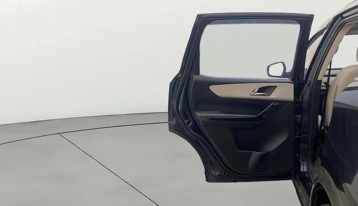 2022 Mahindra XUV700 AX 7 P AT 7 STR, Petrol, Automatic, 78,909 km, LHS Rear Door