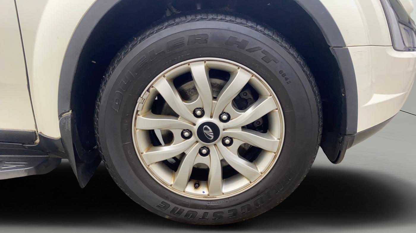 2020 Mahindra XUV500 W9, Diesel, Manual, 78,213 km, Right Front Wheel