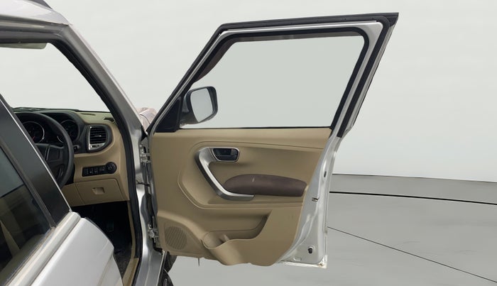 2019 Mahindra TUV300 T10, Diesel, Manual, 32,275 km, RHS Front Door