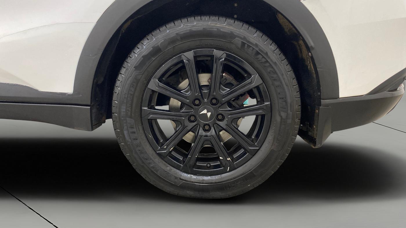 2022 Mahindra XUV700 AX 7 LUXURY D AWD AT 7 STR, Diesel, Automatic, 82,634 km, Left Rear Wheel