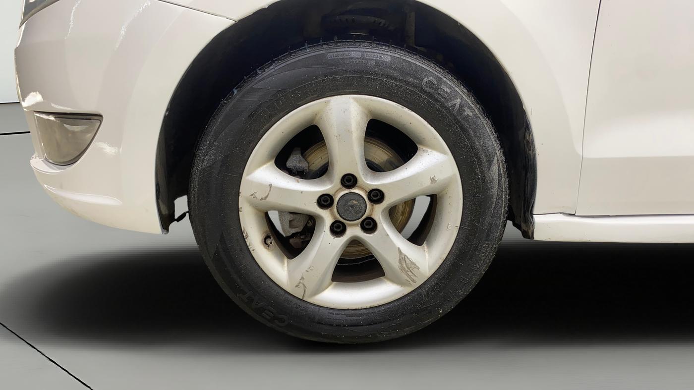 2013 Skoda Rapid AMBITION 1.6 TDI CR MT PLUS ALLOY, Diesel, Manual, 1,19,608 km, Left Front Wheel