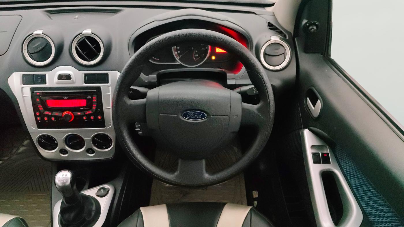 2015 Ford Figo TITANIUM 1.2 PETROL, Petrol, Manual, 57,330 km, Steering Wheel Close Up