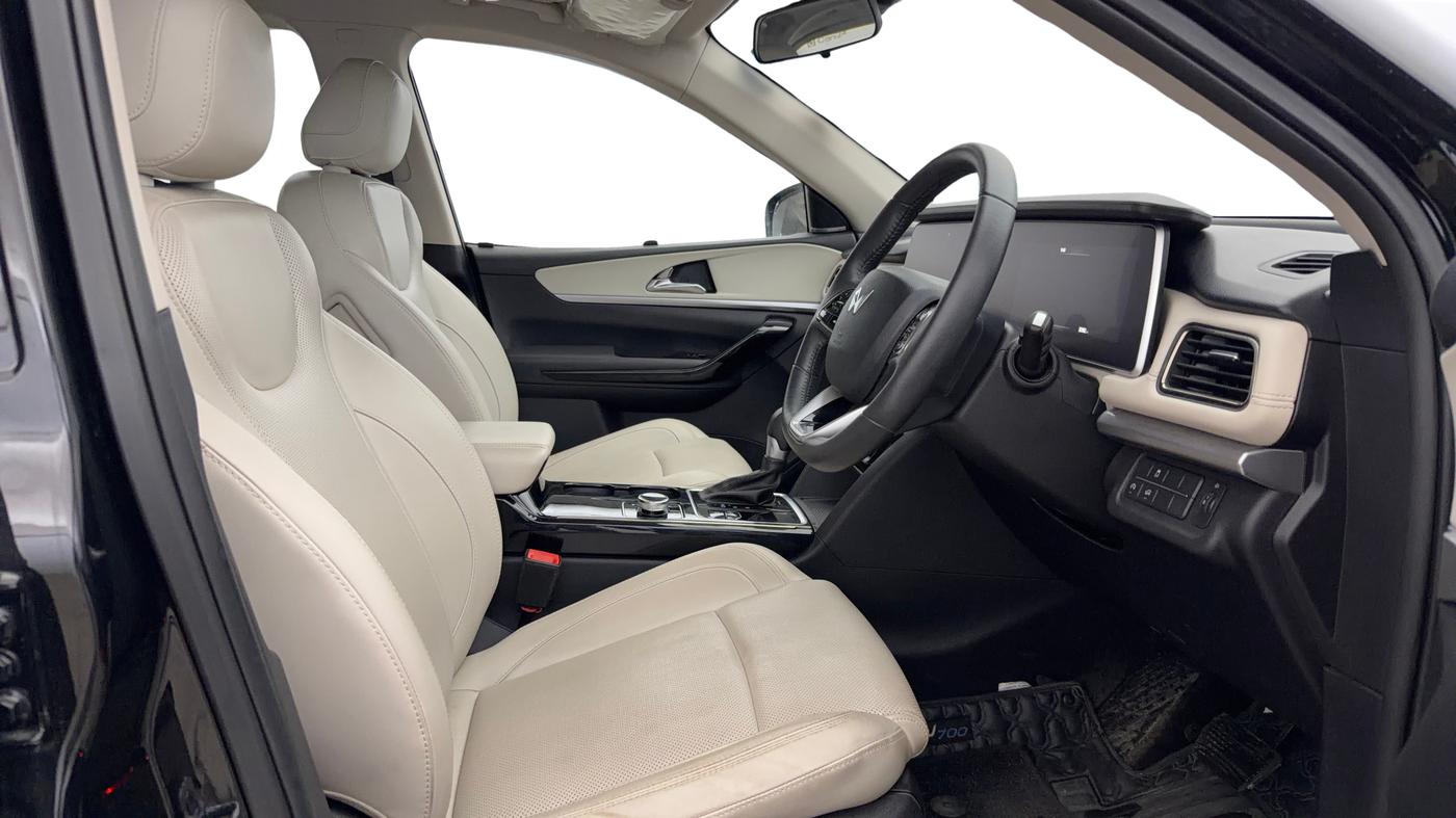 2024 Mahindra XUV700 AX 7 Luxury Pack Petrol AT 6 STR, Petrol, Automatic, 32,191 km, Right Side Front Door Cabin