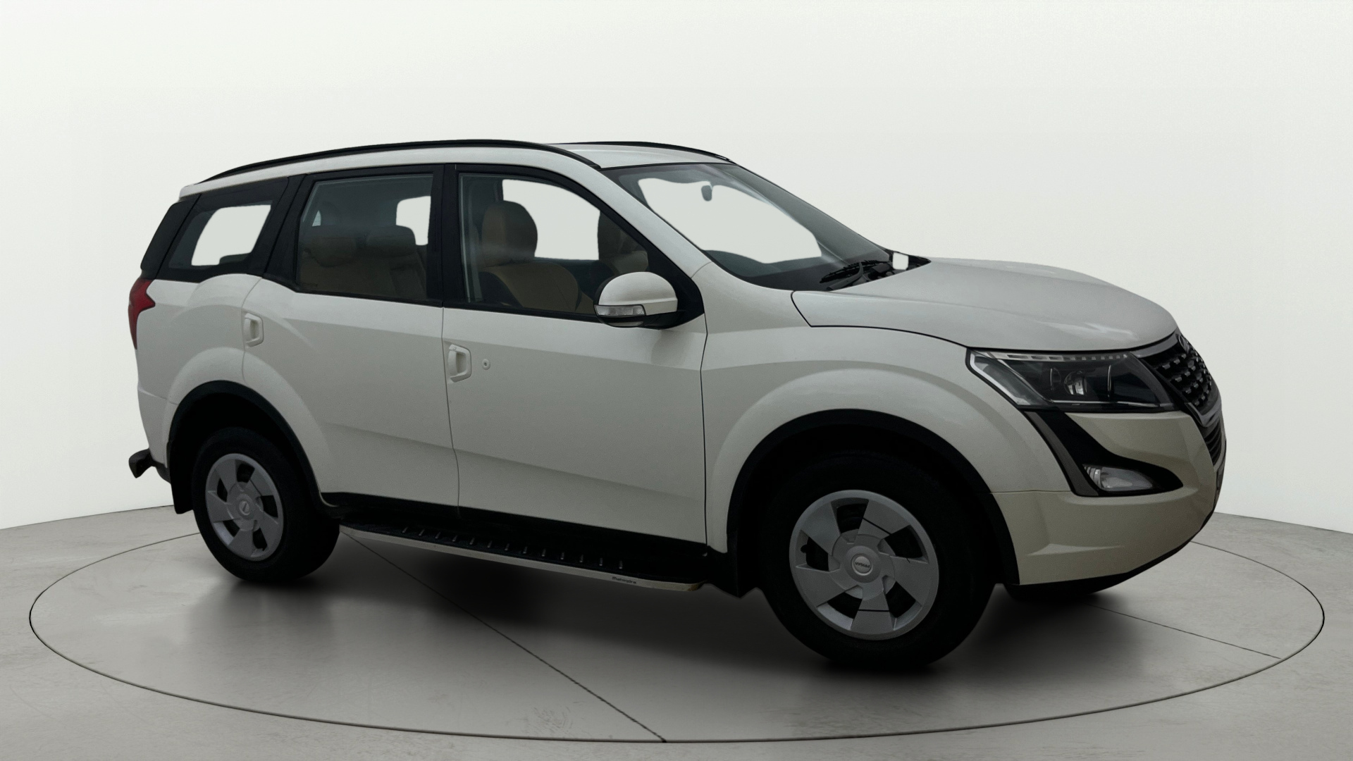 2020 Mahindra XUV500 W7