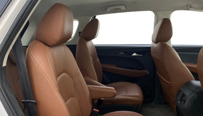 2020 MG HECTOR PLUS SMART 2.0 DIESEL TURBO MT 6-STR, Diesel, Manual, 1,42,262 km, Right Side Rear Door Cabin