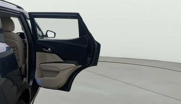 2022 Mahindra XUV300 W8 (O) 1.2 PETROL AMT, Petrol, Automatic, 1,19,785 km, RHS Rear Door