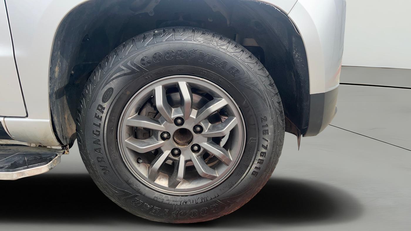 2017 Mahindra TUV300 T10, Diesel, Manual, 1,16,846 km, Right Front Wheel