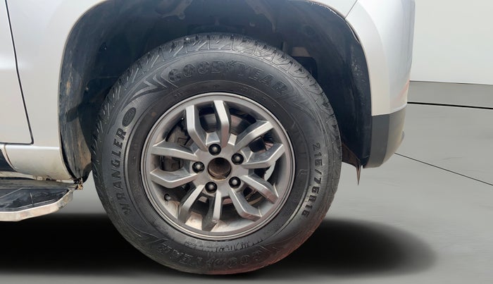 2017 Mahindra TUV300 T10, Diesel, Manual, 1,16,846 km, Right Front Wheel