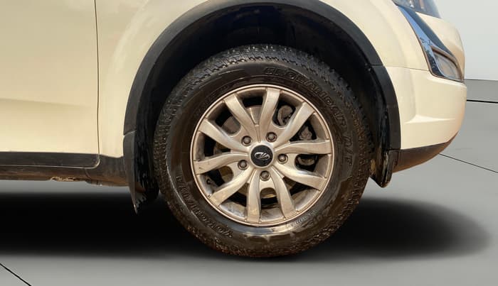 2017 Mahindra XUV500 W10 AT 1.99, Diesel, Automatic, 1,06,848 km, Right Front Wheel
