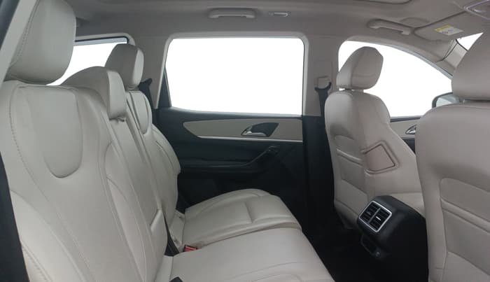 2023 Mahindra XUV700 AX 7 LUXURY D AT 7 STR, Diesel, Automatic, 71,729 km, Right Side Rear Door Cabin