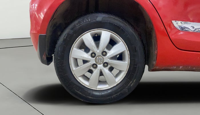 2016 Maruti Swift LXI (O), CNG, Manual, 91,835 km, Right Rear Wheel