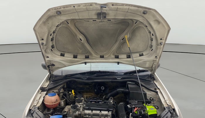 2016 Volkswagen Polo COMFORTLINE 1.2L, Petrol, Manual, 1,00,255 km, Open Bonet