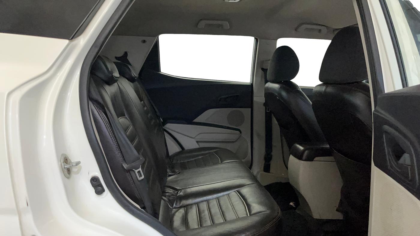 2020 Mahindra XUV300 W4 1.5 DIESEL, Diesel, Manual, 75,621 km, Right Side Rear Door Cabin