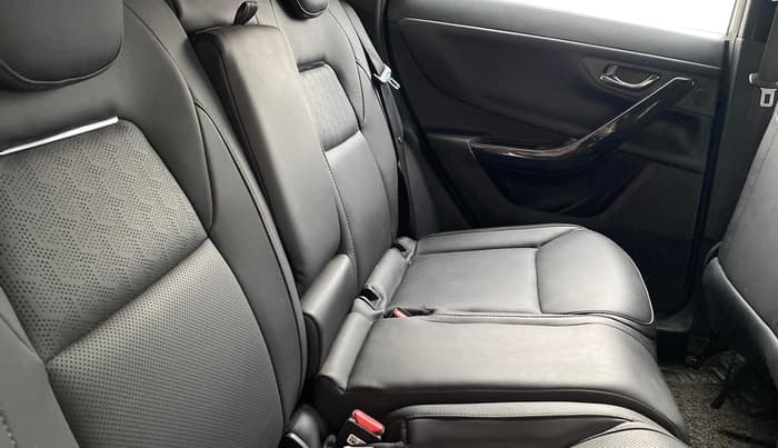 2024 Tata NEXON FEARLESS + SUNROOF DCA DUAL TONE 1.2 PETROL, Petrol, Automatic, 26,543 km, Right Side Rear Door Cabin